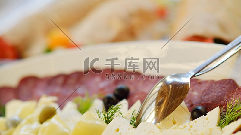 休闲食品代加工与自营的差异化分析